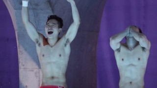 华体会体育-小弟紧张还有大哥指路 王谢组合亲密无间携手称雄