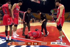 华体会体育-惨烈！郭艾伦突发受伤，抱着左膝痛苦倒地，被担架车送出场