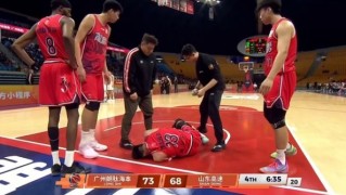 华体会体育-惨烈！郭艾伦突发受伤，抱着左膝痛苦倒地，被担架车送出场
