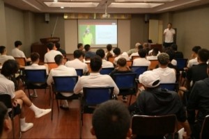 一线队顺利召开足球竞赛新规则学习研讨会