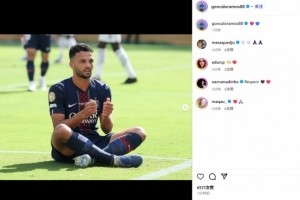 致敬若塔！巴黎中锋贡萨洛-拉莫斯社媒晒进球后打游戏庆祝照